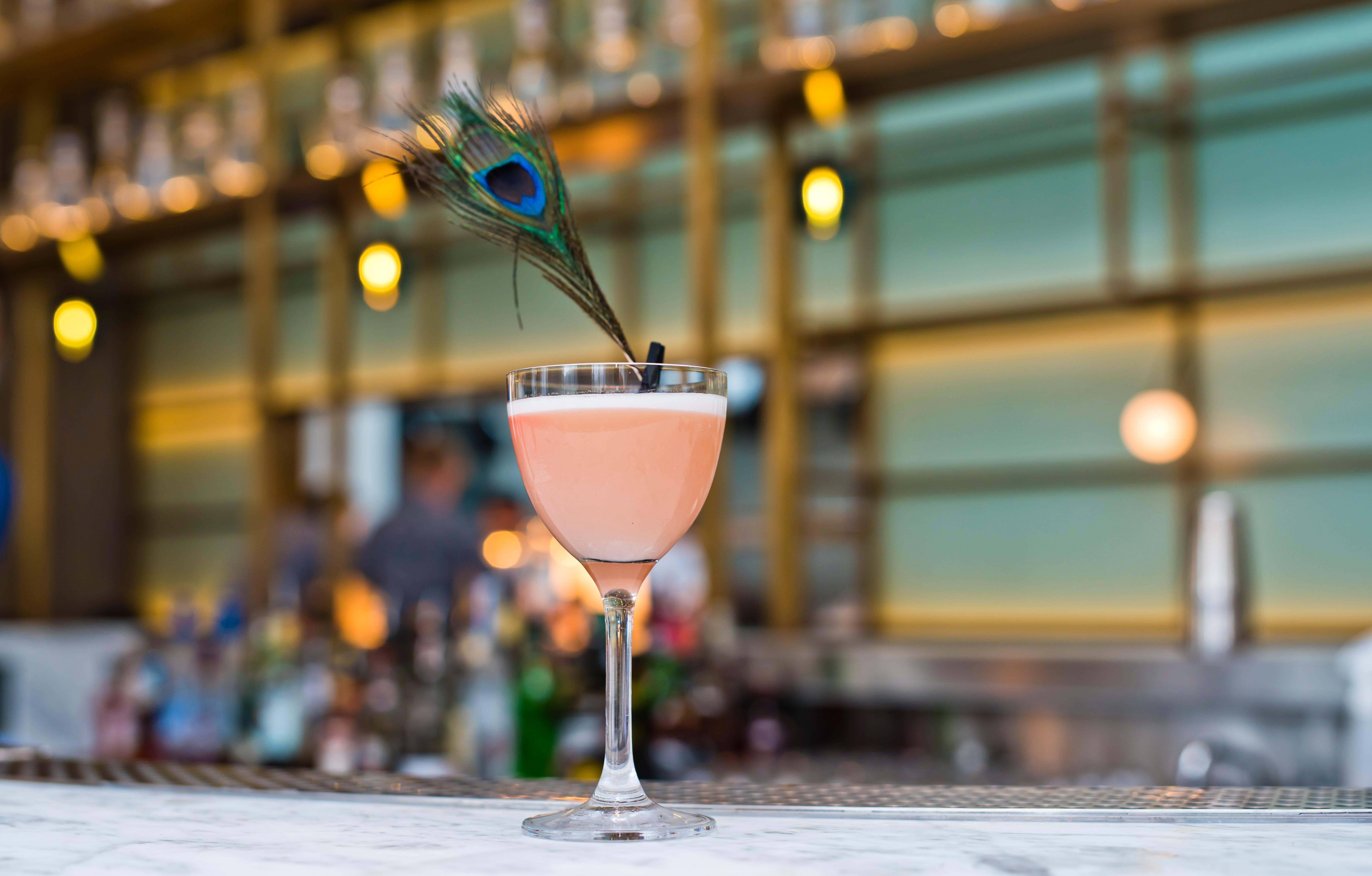 Kimpton Blythswood Square Hotel & Spa By Ihg Glasgow Bagian luar foto A Pink Lady cocktail
