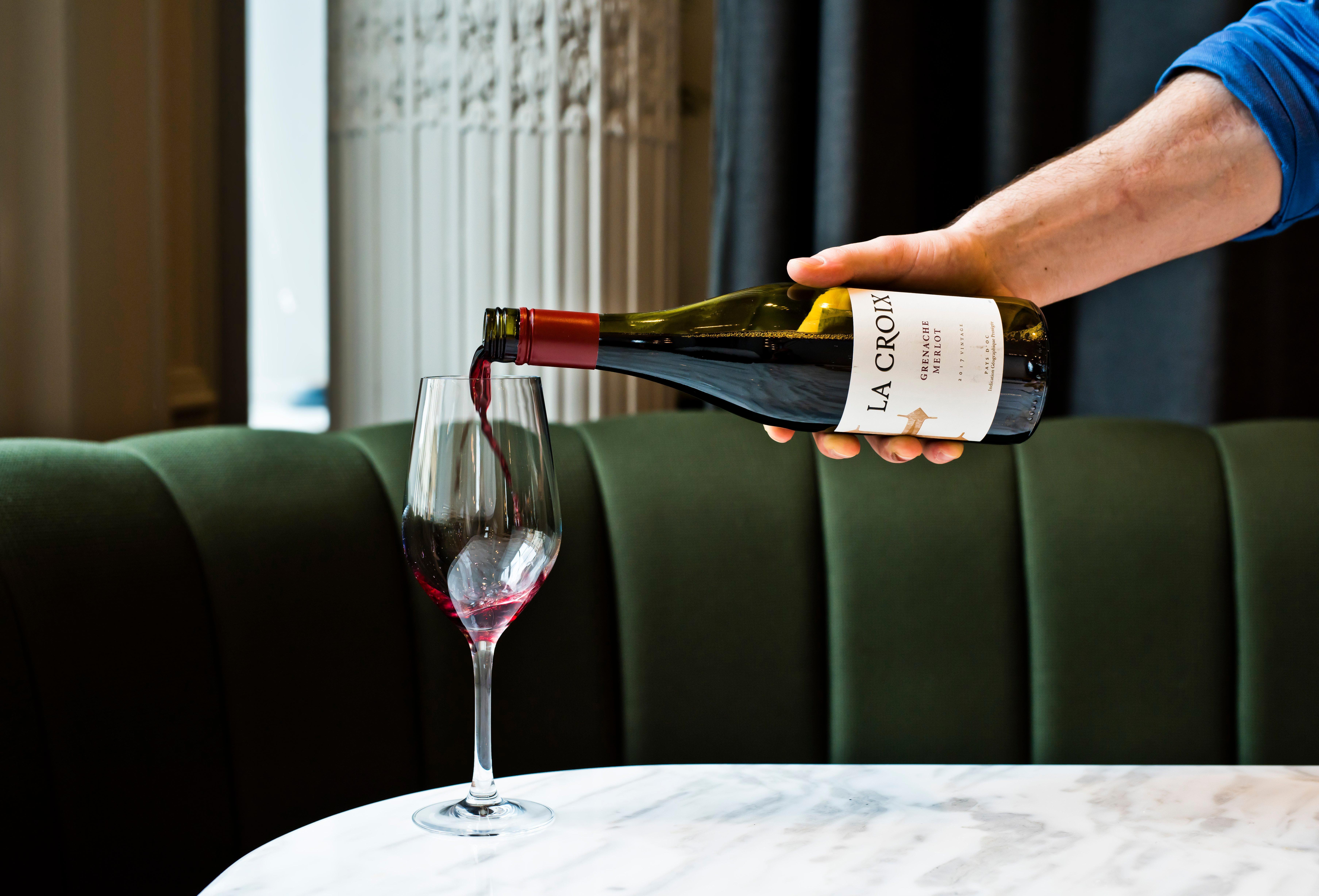 Kimpton Blythswood Square Hotel & Spa By Ihg Glasgow Bagian luar foto Wine being poured