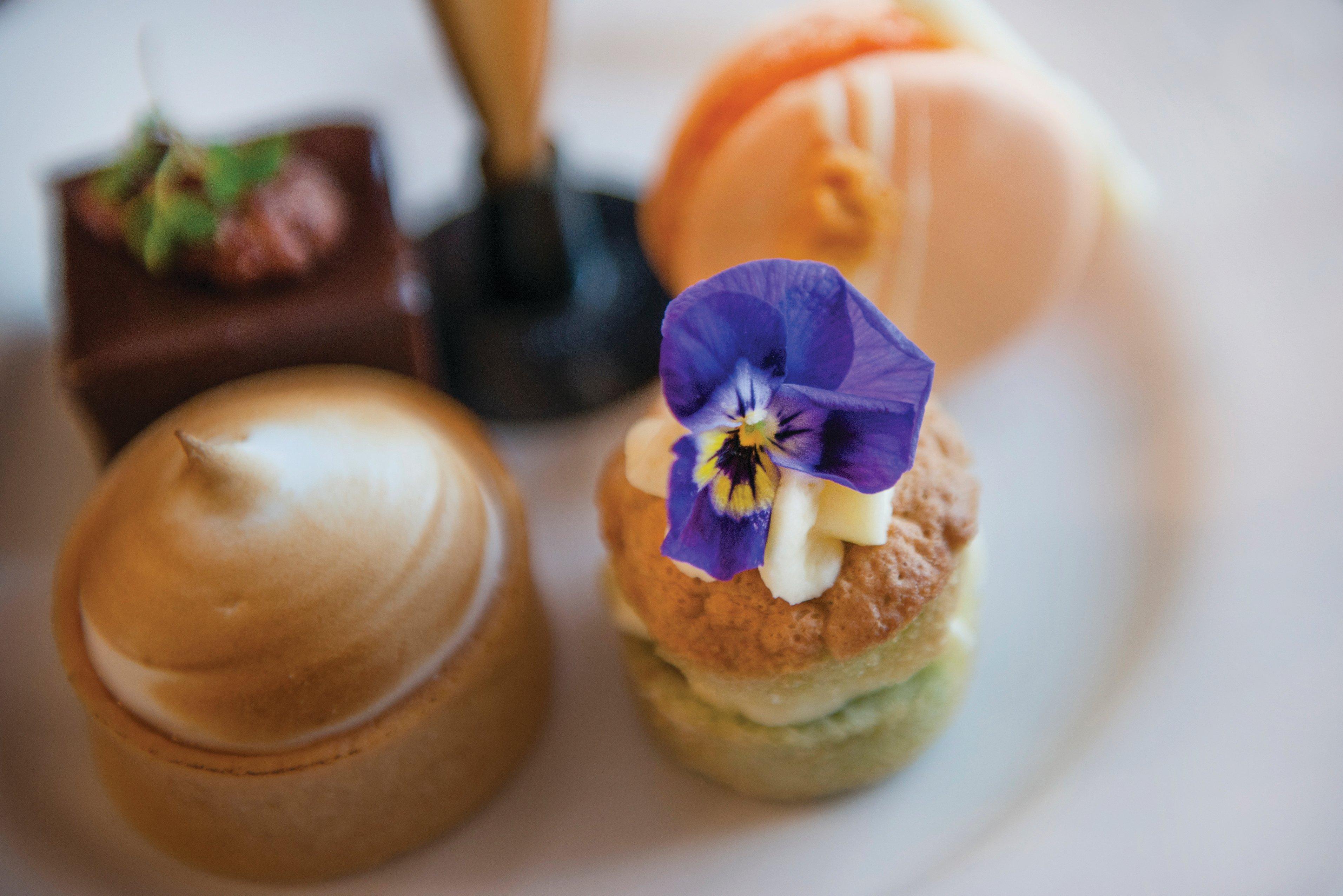 Kimpton Blythswood Square Hotel & Spa By Ihg Glasgow Bagian luar foto A selection of petits fours