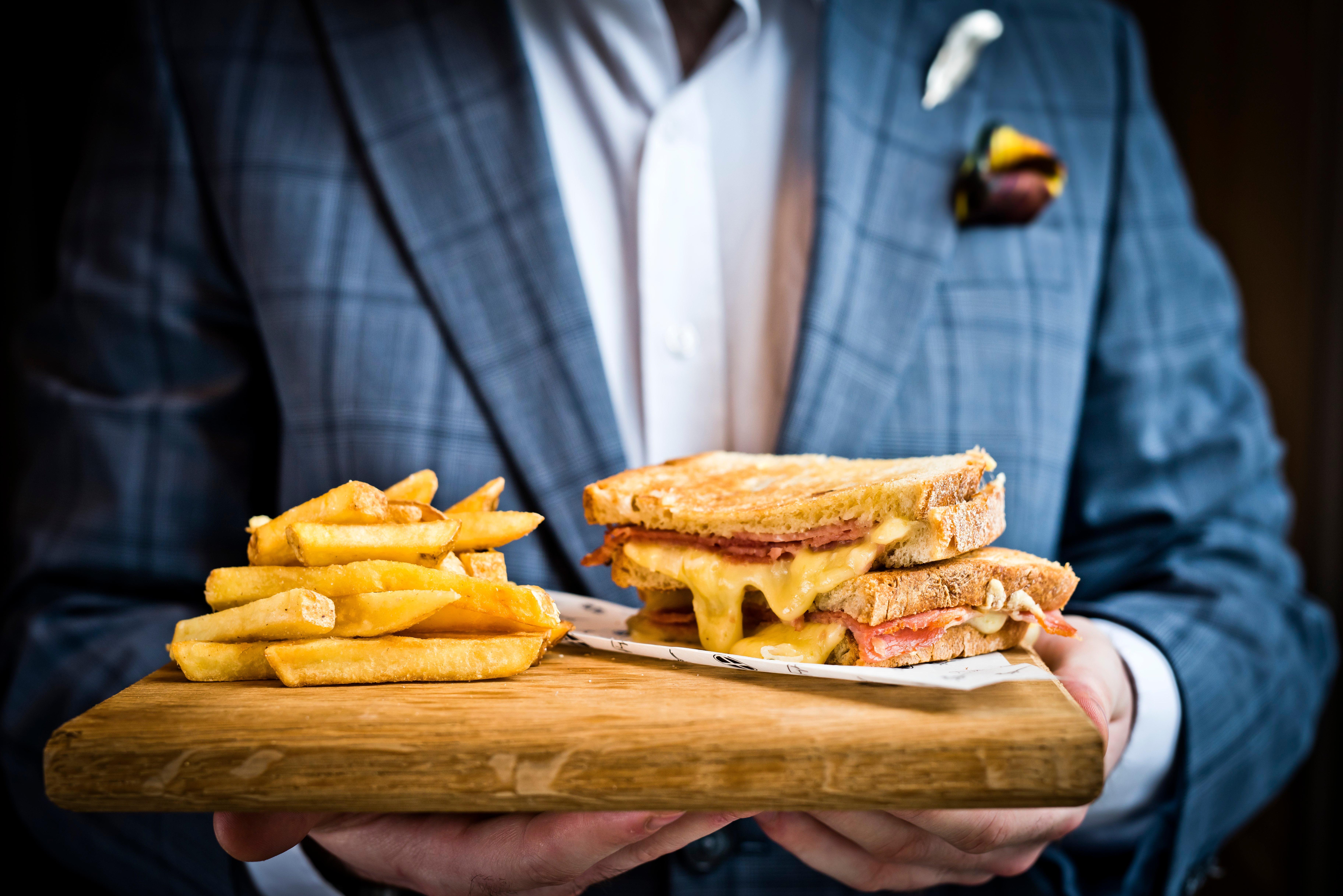 Kimpton Blythswood Square Hotel & Spa By Ihg Glasgow Bagian luar foto A toasted ham and cheese sandwich with chips