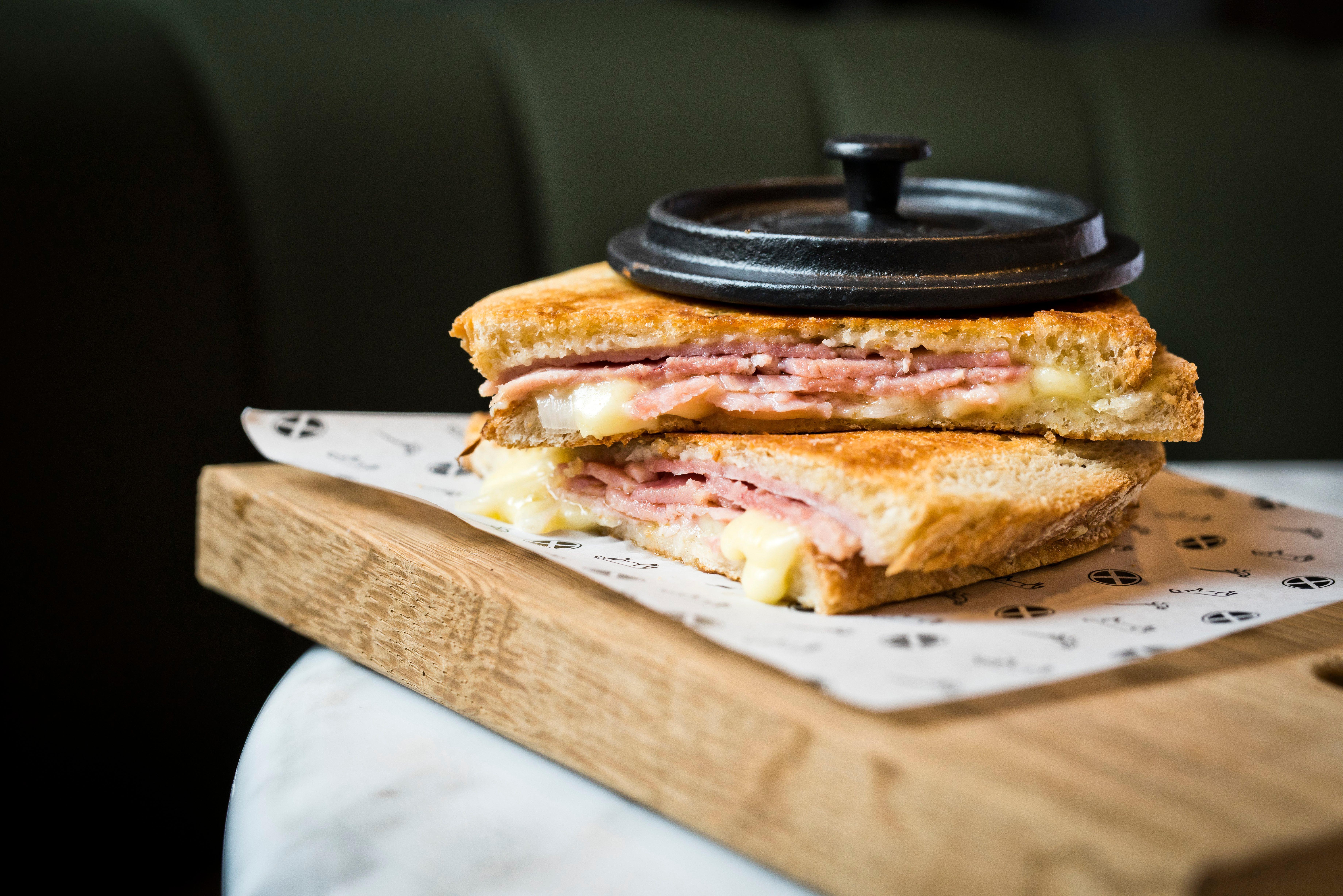 Kimpton Blythswood Square Hotel & Spa By Ihg Glasgow Bagian luar foto A ham and cheese sandwich