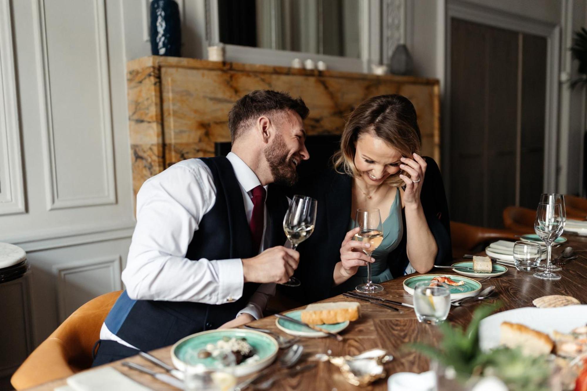 Kimpton Blythswood Square Hotel & Spa By Ihg Glasgow Bagian luar foto A couple at a dinner party