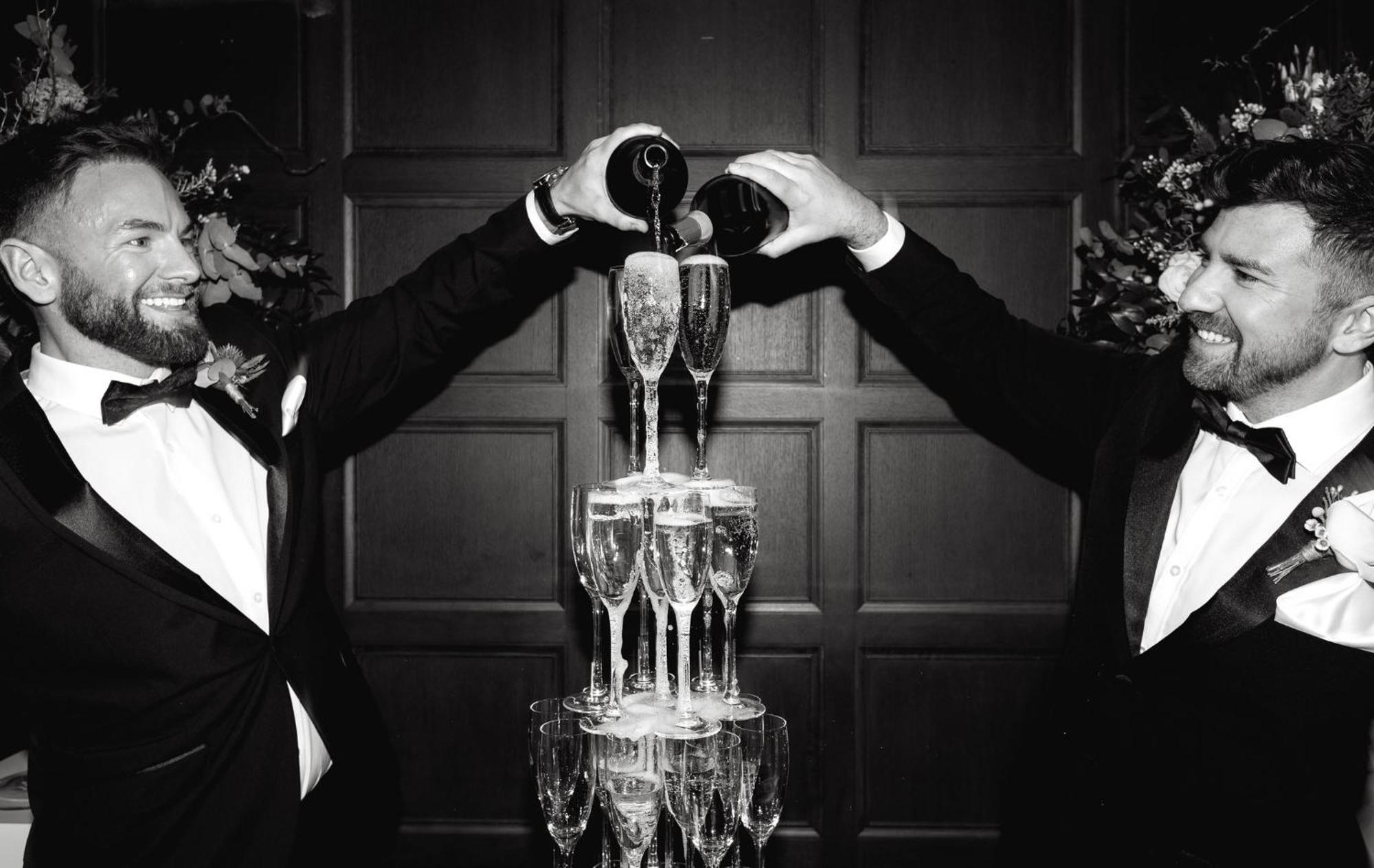 Kimpton Blythswood Square Hotel & Spa By Ihg Glasgow Bagian luar foto Champagne being poured into a champagne tower